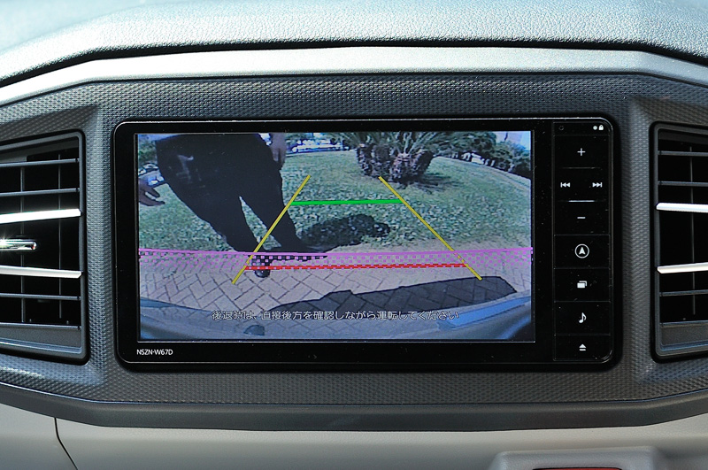 バックカメラはGPSアンテナや16cmリアスピーカーとセットの「純正ナビ装着用アップグレードパック」として全車にオプション設定