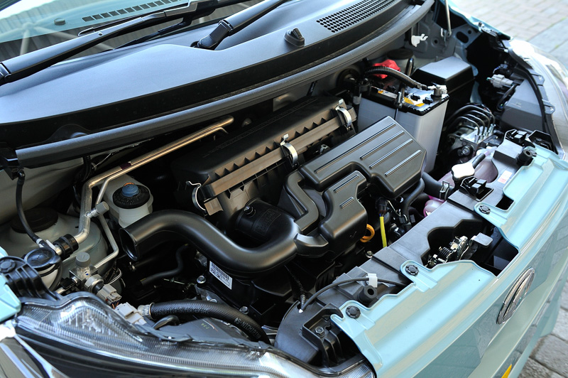 直列3気筒DOHC 0.66リッターの「KF-VE型」エンジンは、最高出力36kW（49PS）/6800rpm、最大トルク57Nm（5.8kgm）/5200rpmを発生