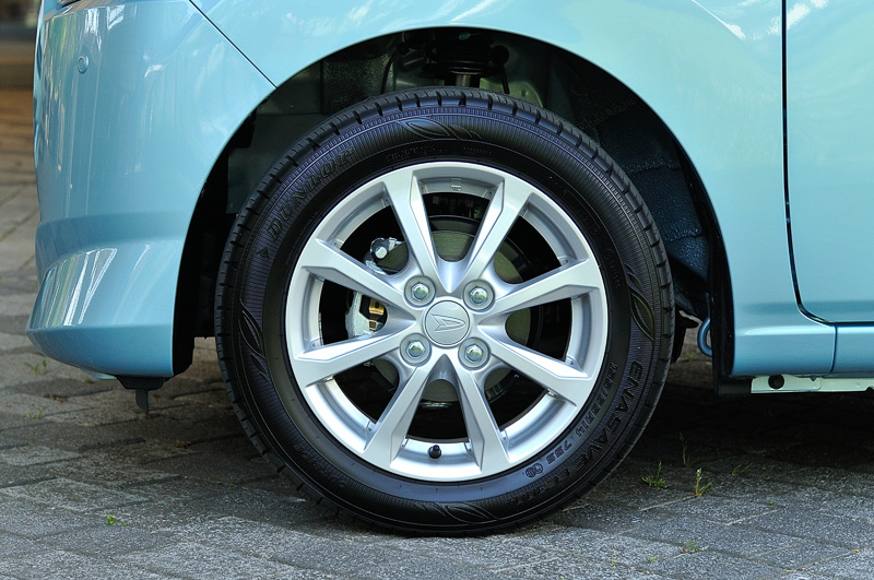 G“SA III”の14インチアルミホイール。タイヤサイズは155/65 R14 75S