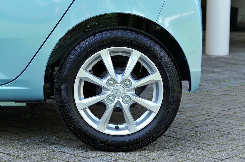 G“SA III”の14インチアルミホイール。タイヤサイズは155/65 R14 75S