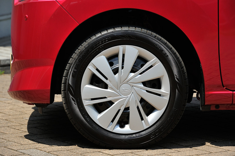 X“SA III”の14インチスチールホイール＋フルホイールキャップ。タイヤサイズはG“SA III”と同じ155/65 R14 75S