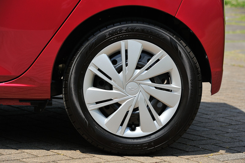 X“SA III”の14インチスチールホイール＋フルホイールキャップ。タイヤサイズはG“SA III”と同じ155/65 R14 75S