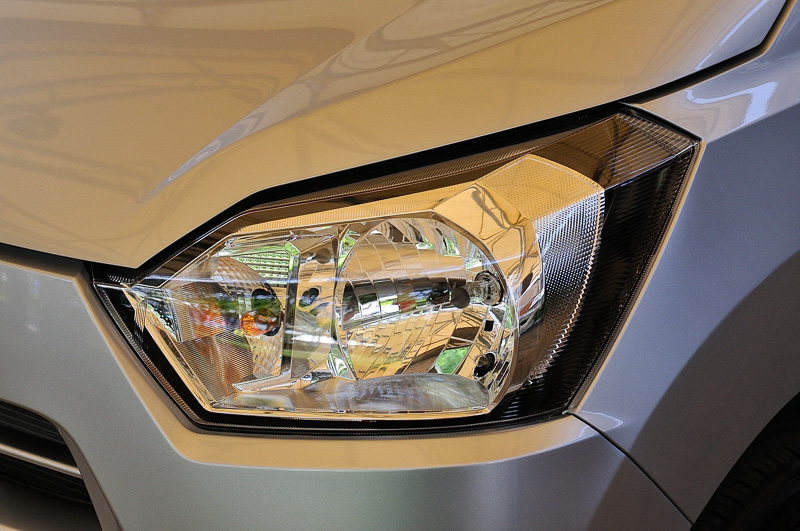 G“SAIII”とX“SAIII”以外で標準装備するマルチリフレクターハロゲンヘッドライト（マニュアルレベリング機能付）