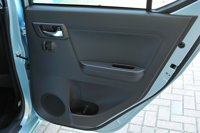 ドアトリムでも軽量化を図るため、できる限り表面積を増やさないようにしながら単調にならないようデザインを工夫。さらに上下にポケットを設置して実用性を確保している
