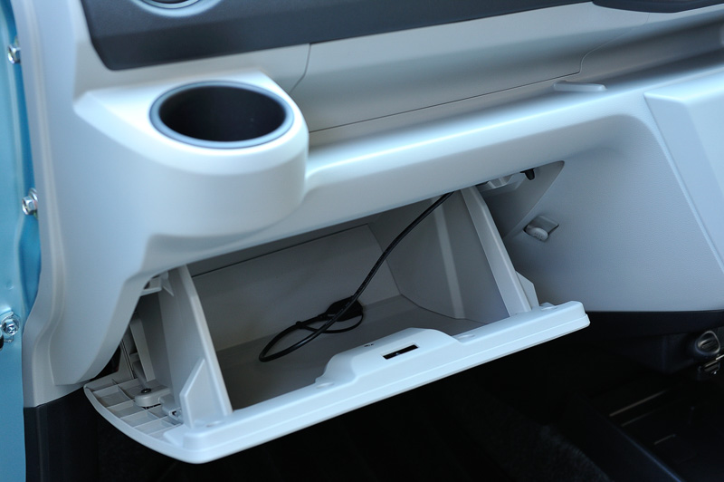 助手席前方のインパネロングアッパートレイや回転式のショッピングフックなども、大きさなどに加えて手が届きやすい位置設定などにこだわっているという