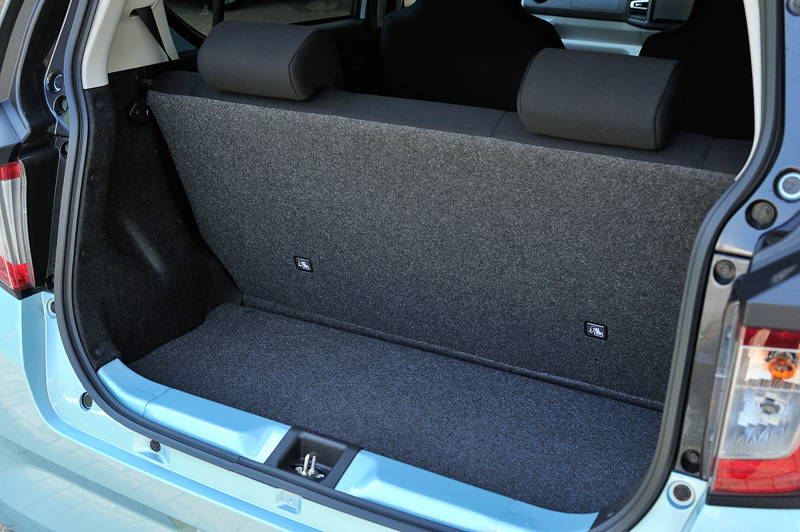 フロアボード下に、発泡スチロールを使った収納スペースを設定