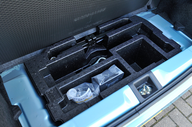 フロアボード下に、発泡スチロールを使った収納スペースを設定