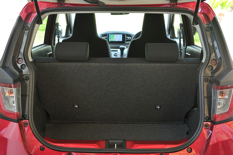 リアシートの背もたれは一体可倒式。左右のロックを解除して前方に倒すことでラゲッジスペース容量を拡大できる