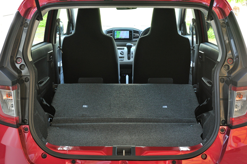 リアシートの背もたれは一体可倒式。左右のロックを解除して前方に倒すことでラゲッジスペース容量を拡大できる