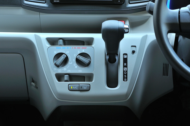 G“SAIII”以外はダイヤル式マニュアルエアコンを採用する