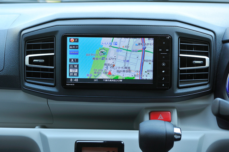 全車オーディオレスが基本となり、写真の「ワイドスタンダードメモリーナビ」は12万4200円高のディーラーオプション品