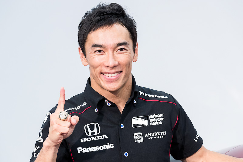 凱旋報告取材会に登場した佐藤琢磨選手。指にはウイナーの証が光る