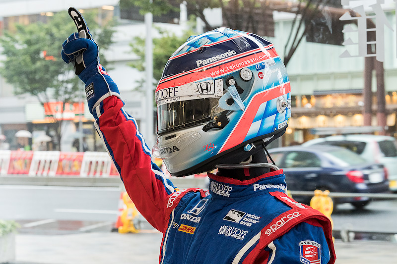 ヘルメットとレーシングスーツ。レースを戦い抜いた汚れが残っているが牛乳臭くはないとのこと