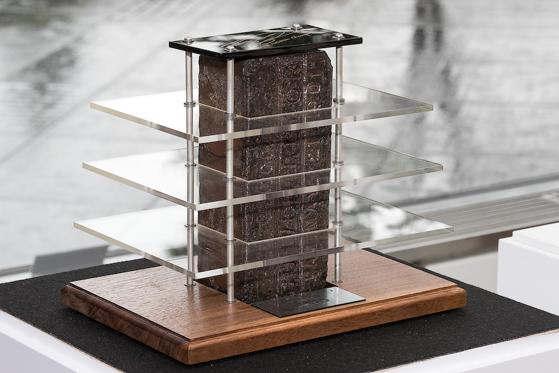 スタート/ゴールラインにあるブリックヤードのレンガ。琢磨選手の名が刻まれる