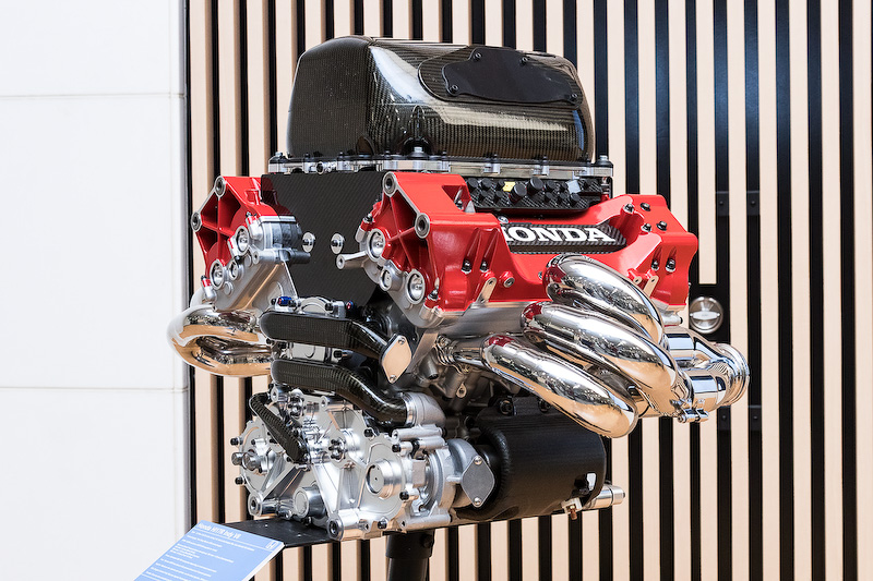 インディカーに搭載されるHI17Rエンジン。この日のために急遽アメリカから取り寄せられたという