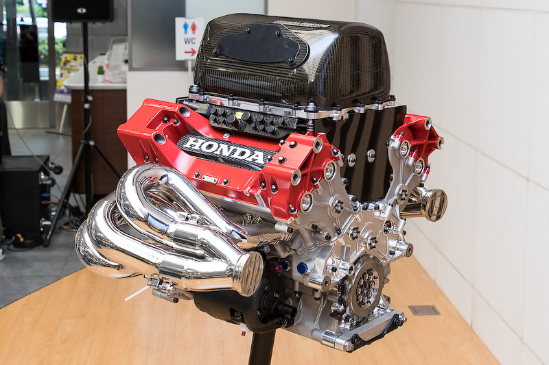 インディカーに搭載されるHI17Rエンジン。この日のために急遽アメリカから取り寄せられたという