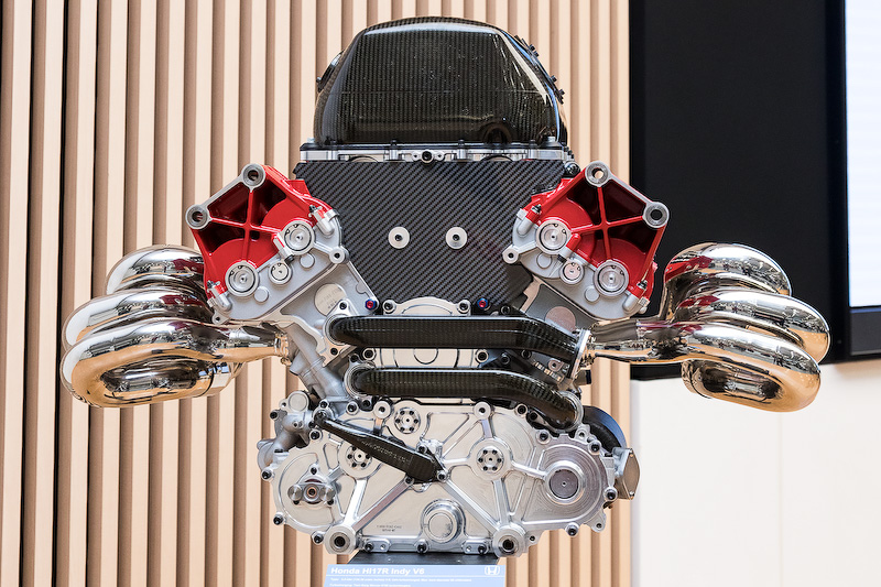 インディカーに搭載されるHI17Rエンジン。この日のために急遽アメリカから取り寄せられたという