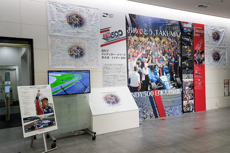 壁には応援フラッグなども