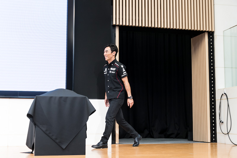 ステージには何やらベールを被った台が置かれている