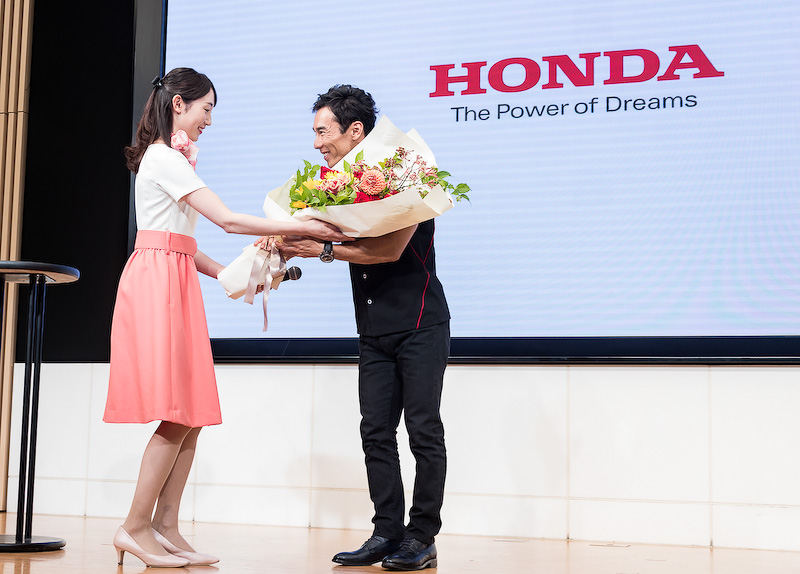 花束を受け取る