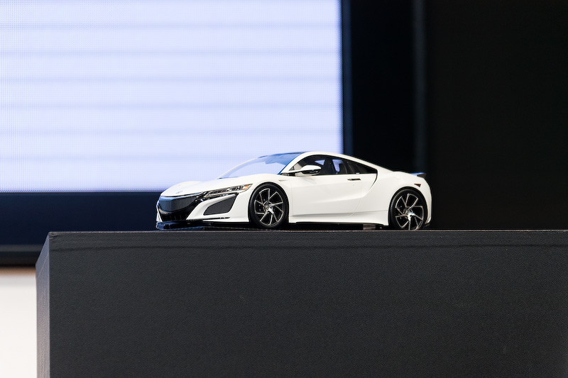 ステージ上にあったベールの下にはNSXのモデルカーが隠されていた