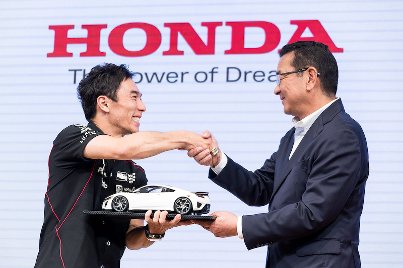 琢磨選手にプレゼント。「これはミニカーですがホンモノを贈ります」とのこと