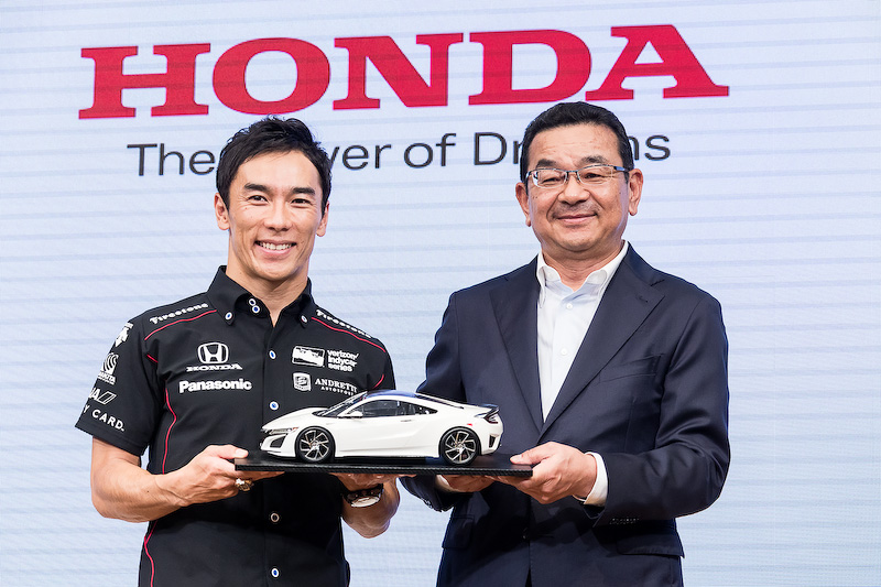 琢磨選手にプレゼント。「これはミニカーですがホンモノを贈ります」とのこと