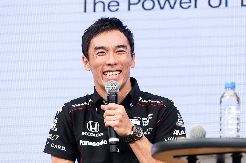 質問に笑顔で答えていた