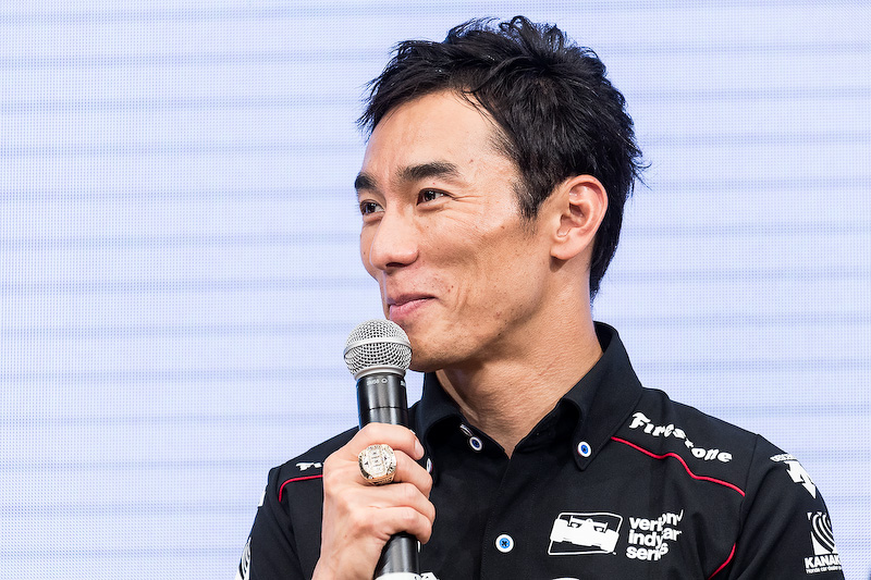 質問に笑顔で答えていた