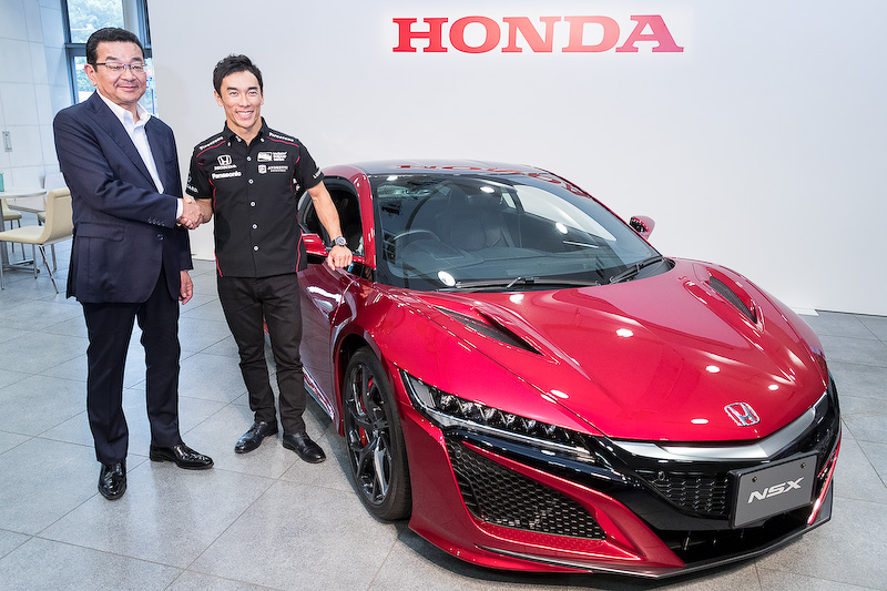 佐藤琢磨選手は、凱旋報告取材会で本田技研工業株式会社 代表取締役社長 社長執行役員 八郷隆弘氏から「NSX」がプレゼントされた