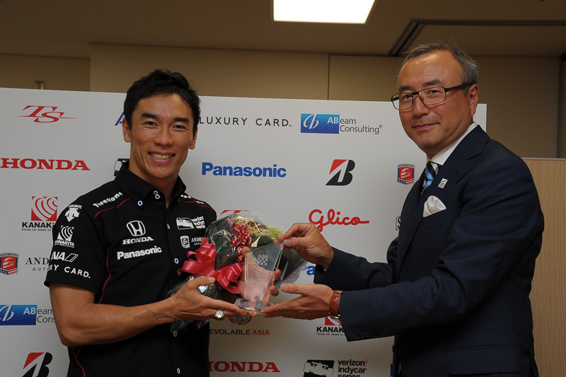 佐藤琢磨選手と日本モータースポーツ記者会 会長 高橋二朗氏