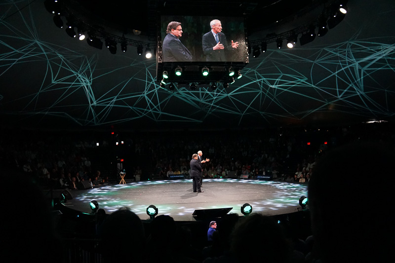 会期中、様々なプレゼンテーションが行なわれるステージ