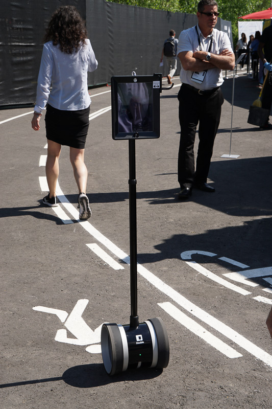 タブレットを装着したロボット？