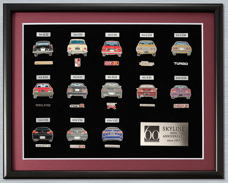 歴代13車種を象徴するリアスタイルやグレードマークなどを再現した「歴代スカイライン額装ピンバッヂセット」（1万8000円）