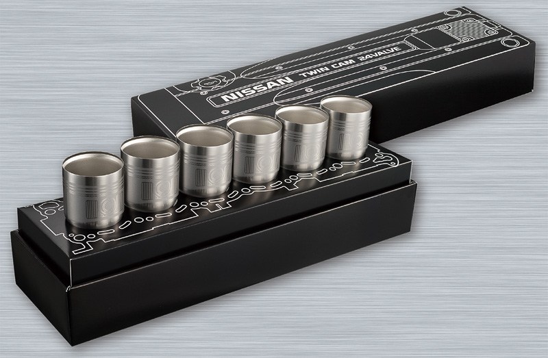 「ピストン風タンブラー6個セット RB26エンジンモデル」（1万5000円）はスカイライン GT-R（BNR32）に搭載されたRB26DETTエンジンをモチーフにデザイン。真空断熱構造のタンブラー本体はピストンをイメージしていて、タンブラーを直列に6個収納することができる特製収納ボックス付き