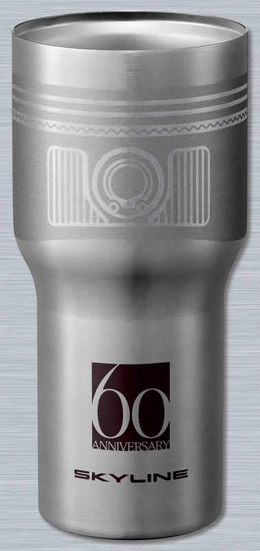 「ピストン風タンブラー6個セット RB26エンジンモデル」（1万5000円）はスカイライン GT-R（BNR32）に搭載されたRB26DETTエンジンをモチーフにデザイン。真空断熱構造のタンブラー本体はピストンをイメージしていて、タンブラーを直列に6個収納することができる特製収納ボックス付き