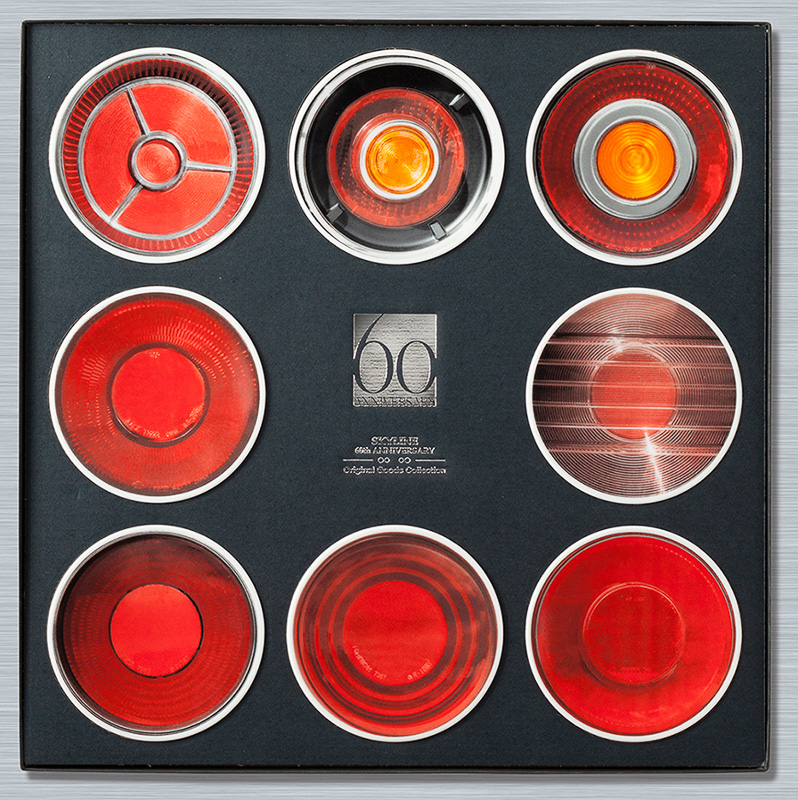 2代目と4代目～10代目までの合計8車種のテールランプをモチーフとした美濃焼の「スカイライン丸型テールランプ小皿8枚セット」（6000円）