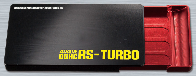 ジュラルミンカードケースの「スカイライン ハードトップ 2000 ターボRSモデル」（1万2000円）