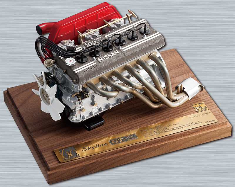 「1/6スケールエンジンモデル GT-R S20 郵便局限定モデル」（12万円）は、部品の製造から組み立て、塗装といった全てをジャパンメイドにこだわり、日下エンジニアリングが1機ごとにハンドメイドで製作。郵便局限定仕様として一部パーツのディテールアップを行ない、キャブレター＆クリーナーボックス部分のコンバートを可能にした。コンバートしたキャブレター＆クリーナーボックスを飾る専用の台座付き。ネットショップ限定発売で、生産数60個の数量限定