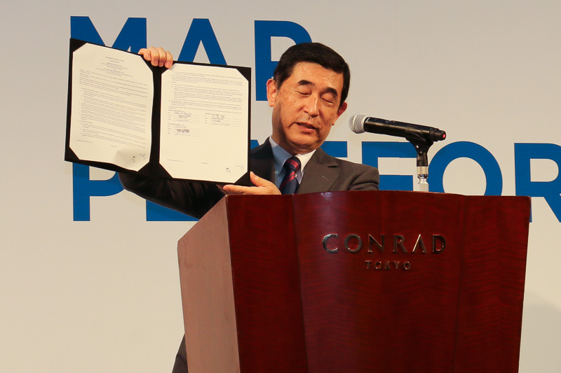 壇上で中島氏は、独HEREとDMPの取り交わした技術提携の調印書類を公開