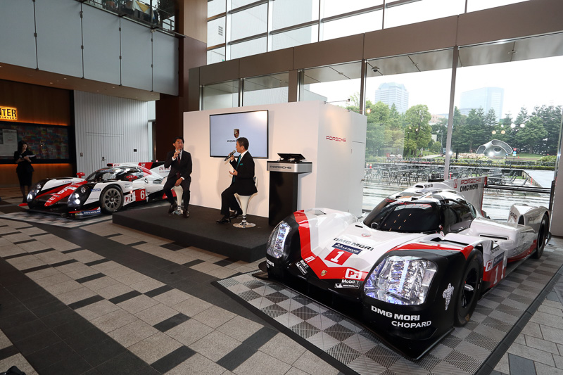 それぞれの参戦車両の横に座り、トークを行なった