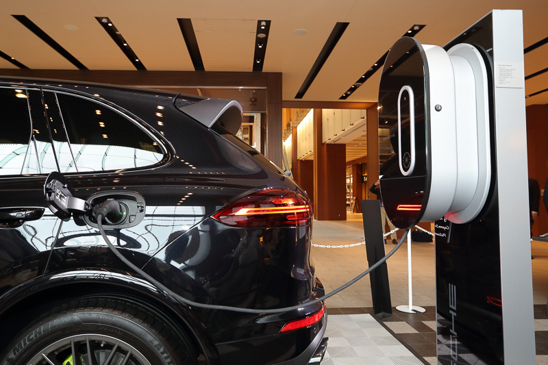 会場にはポルシェ「カイエンS e-hybrid Platium Edition」も展示された