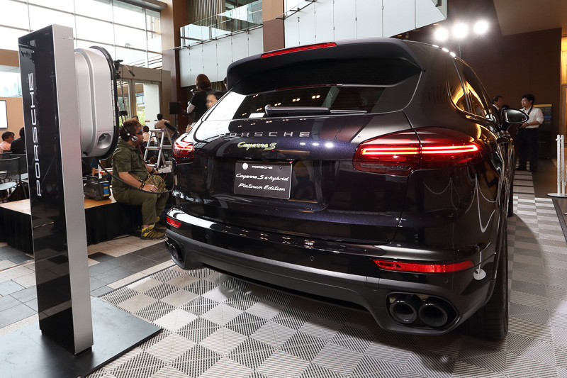 会場にはポルシェ「カイエンS e-hybrid Platium Edition」も展示された