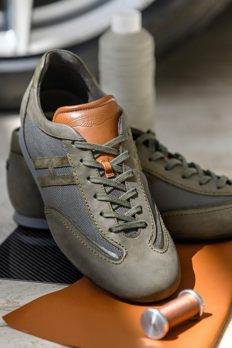 ケストレル・タンレザー製のトング部分に、アストンマーティンの“ウイングマーク”ロゴを刻印