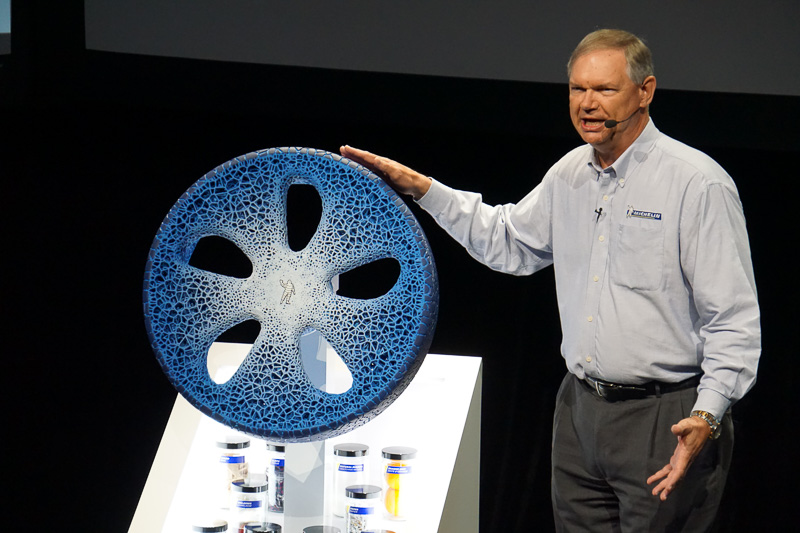 3Dプリンターでトレッド面を補充するタイヤ「MICHELIN VISIONARY CONCEPT」を紹介するミシュラングループ RESEARCH & DEVELOPMENT EXECUTIVE VICE PRESIDENTのTerry K.Gettys氏