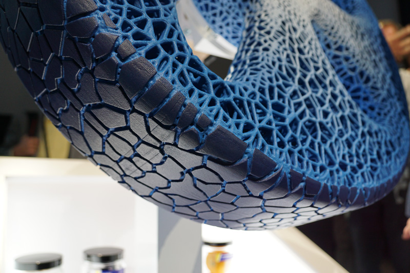 タイヤのトレッド面は3Dプリンターでの補充や、路面状況に合わせた変更が可能になるという