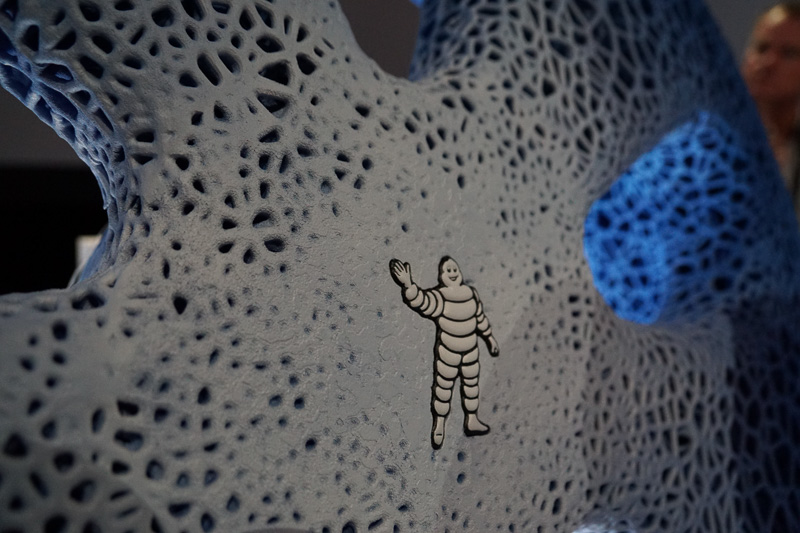 サンゴなど自然の形態をイメージした構造