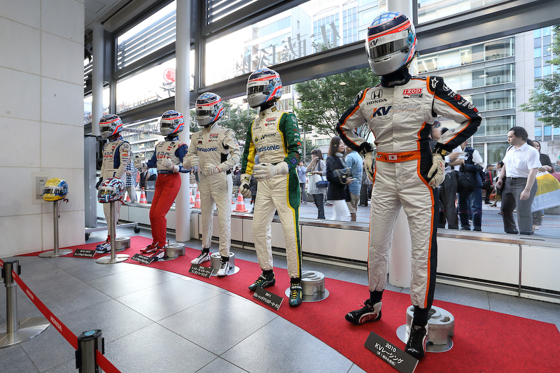 歴代のレーシングスーツなどさまざまな展示物が用意された