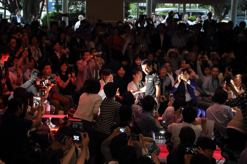 丁寧にファン1人ひとりのリクエストに応え続ける琢磨選手