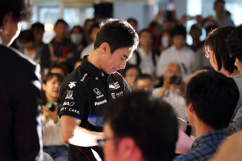 丁寧にファン1人ひとりのリクエストに応え続ける琢磨選手